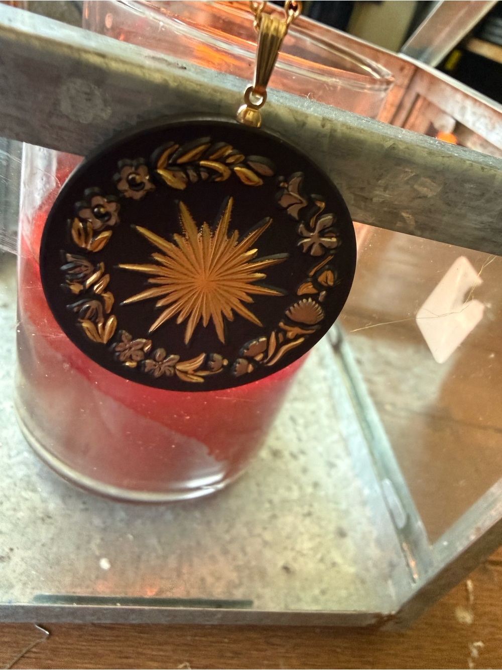 Franklin Mint Black and Gold Round Starburst Pendant Necklace